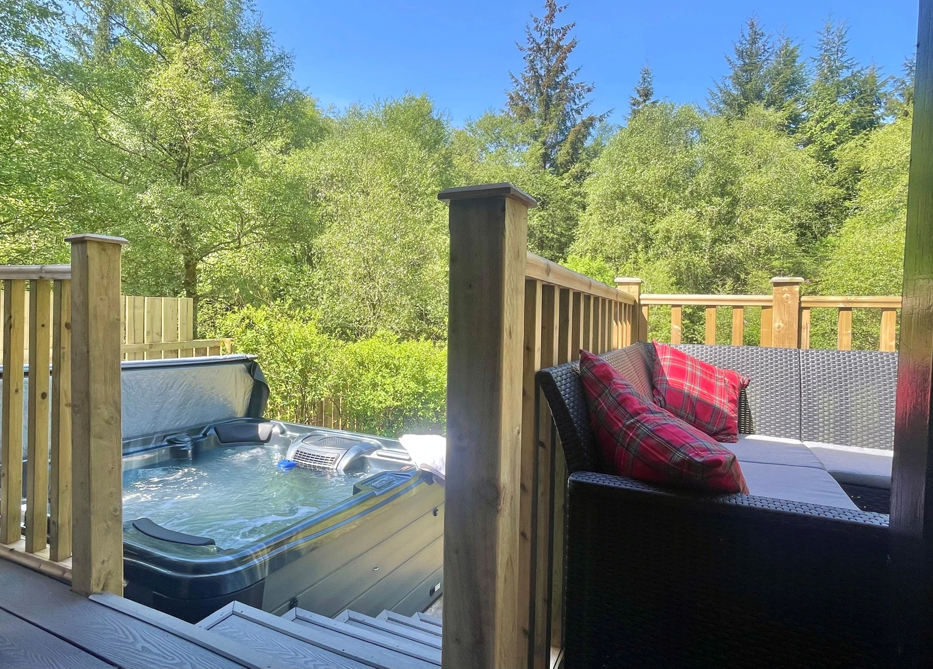 Ash Lodge with hot tub Image 1