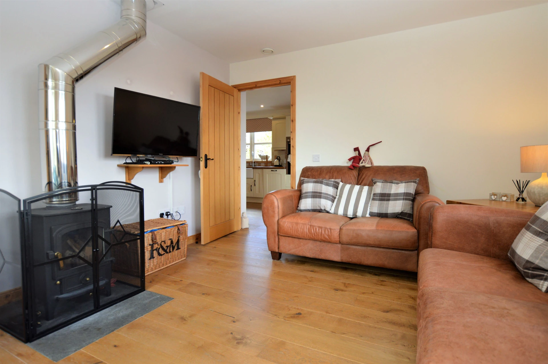 High Beach Cottage Image 1