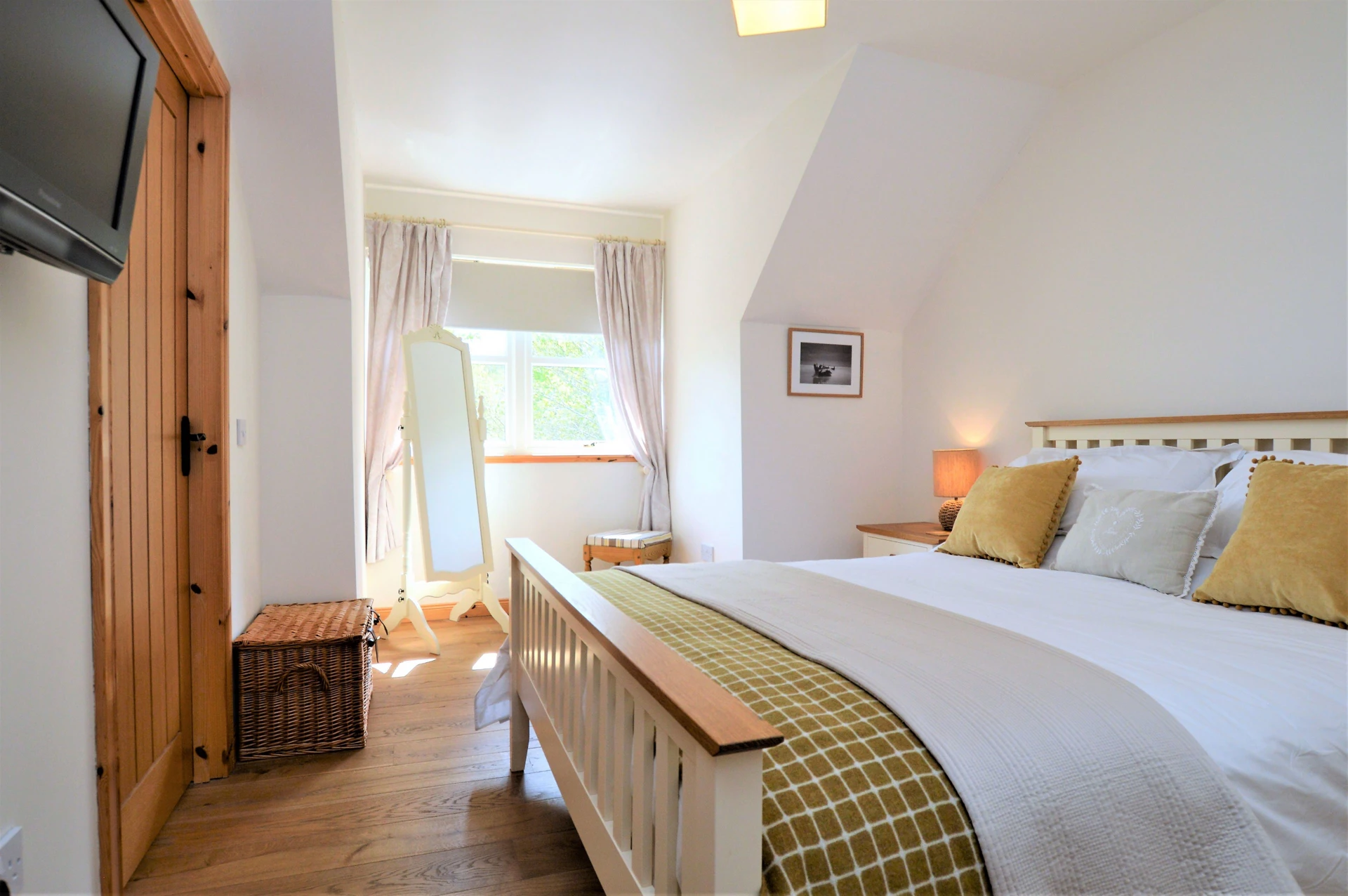 High Beach Cottage Image 1