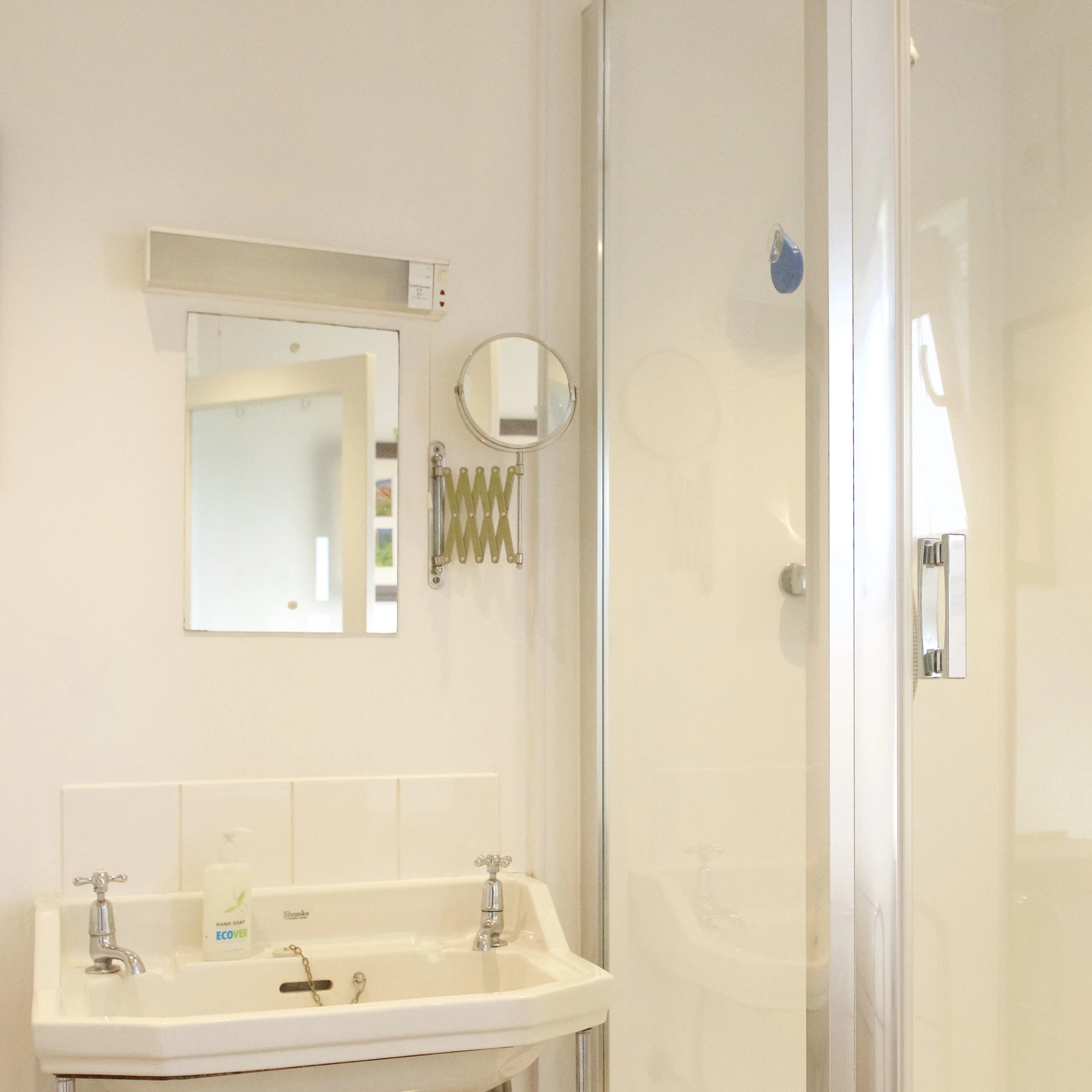 Middle Cottage Image 1