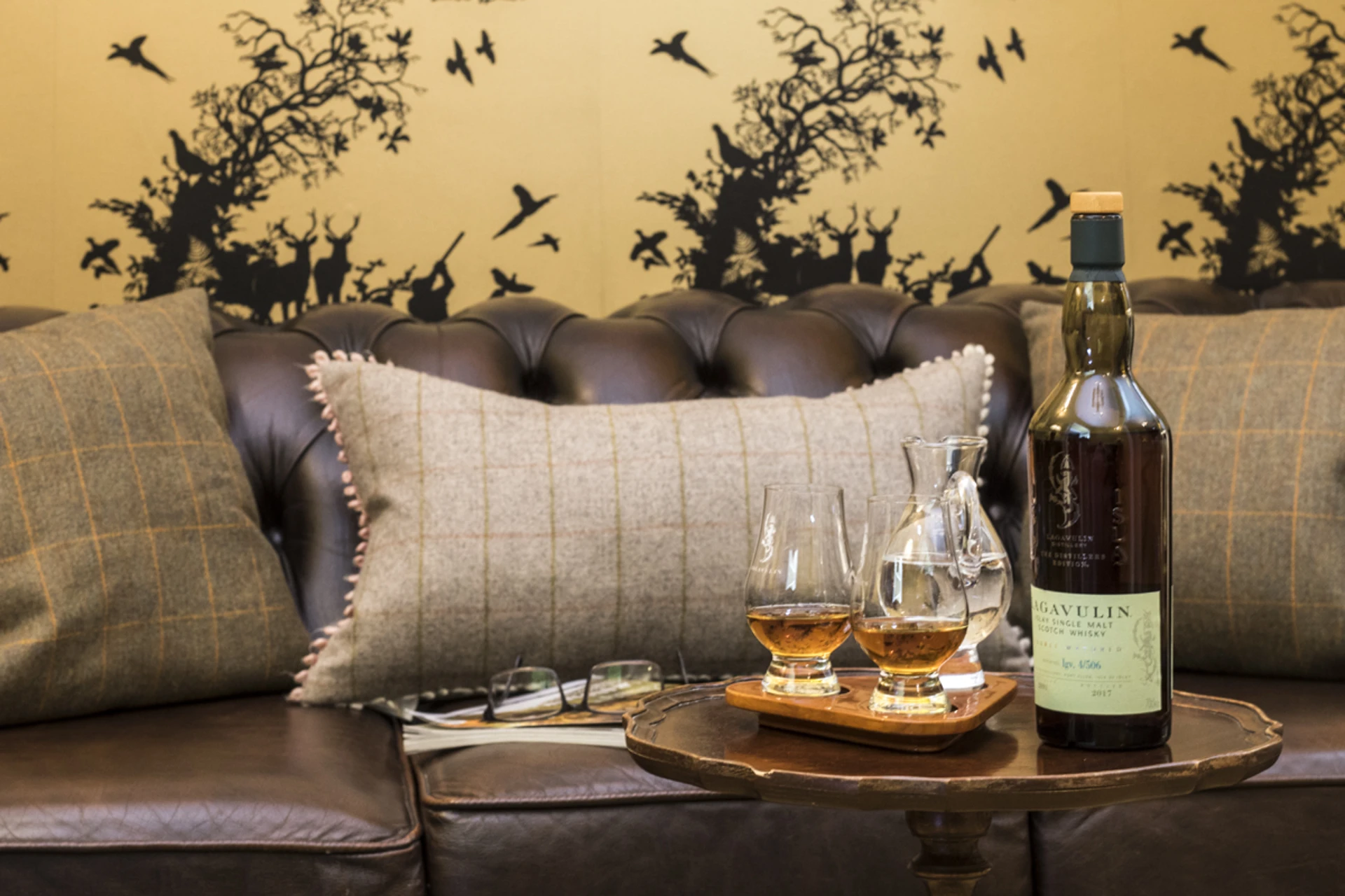 lagavulin_front_lounge_wall_paper_detail.jpg